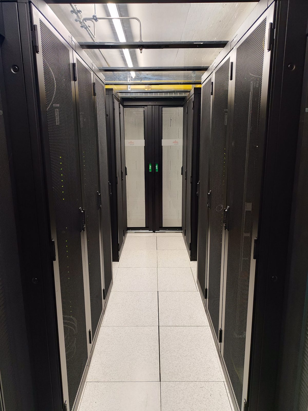 Infrastructure de baies dans la salle haute densité du datacenter Crissier