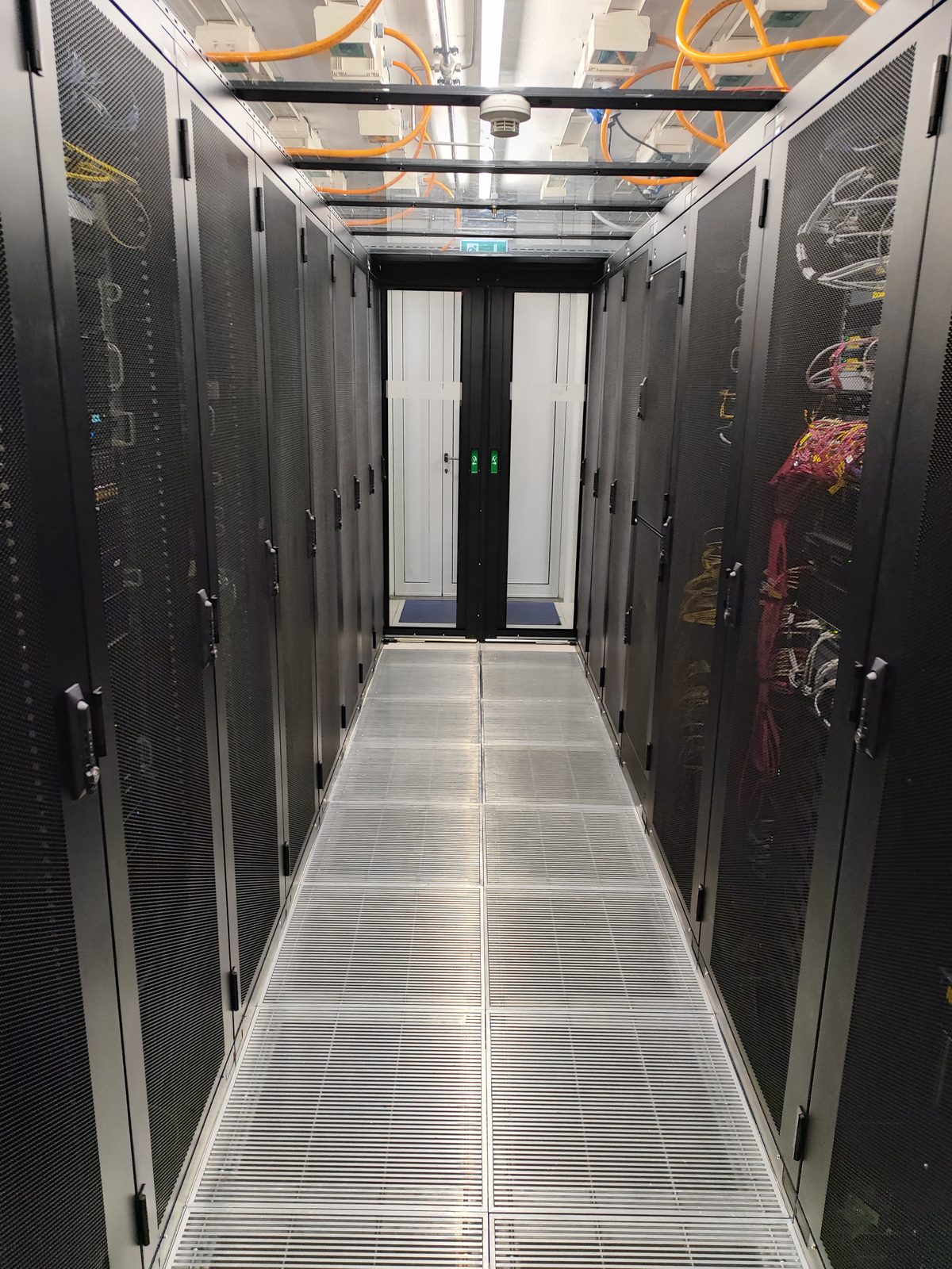 Infrastructure de câblage et baies dans le cold corridor de la salle colocation standard