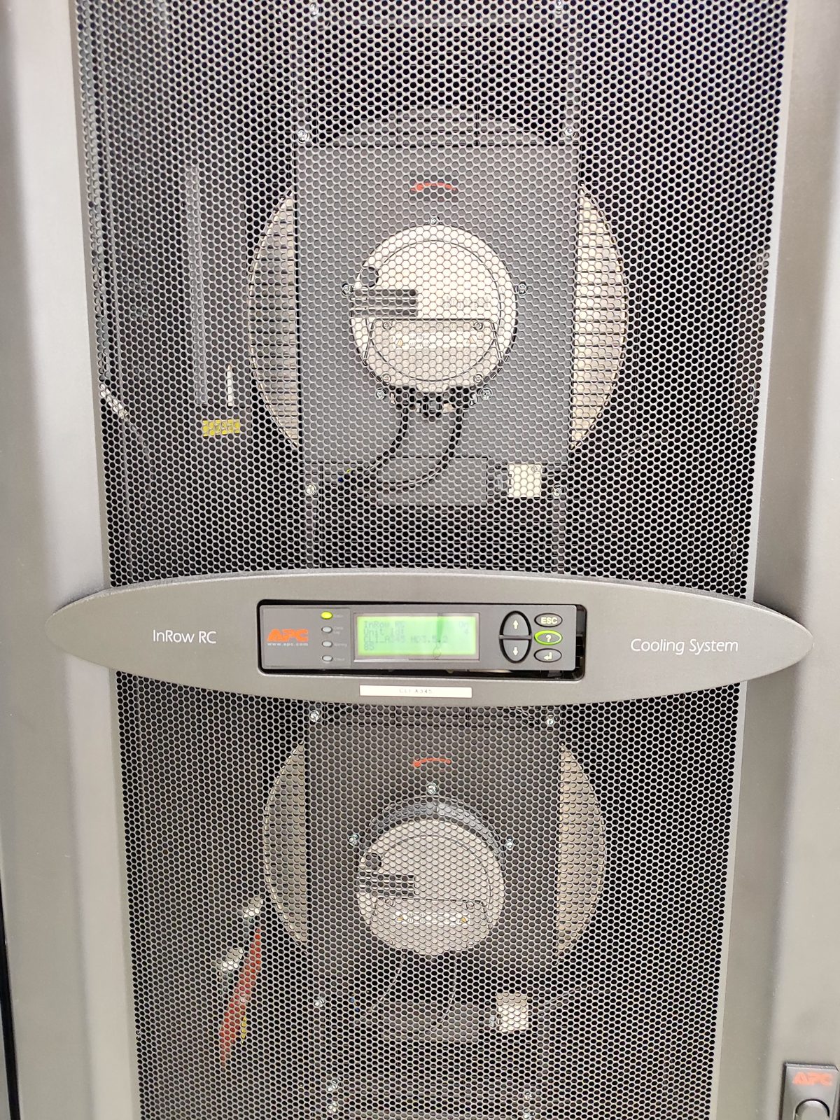 Installation de climatisation dans la salle haute densité du datacenter Crissier