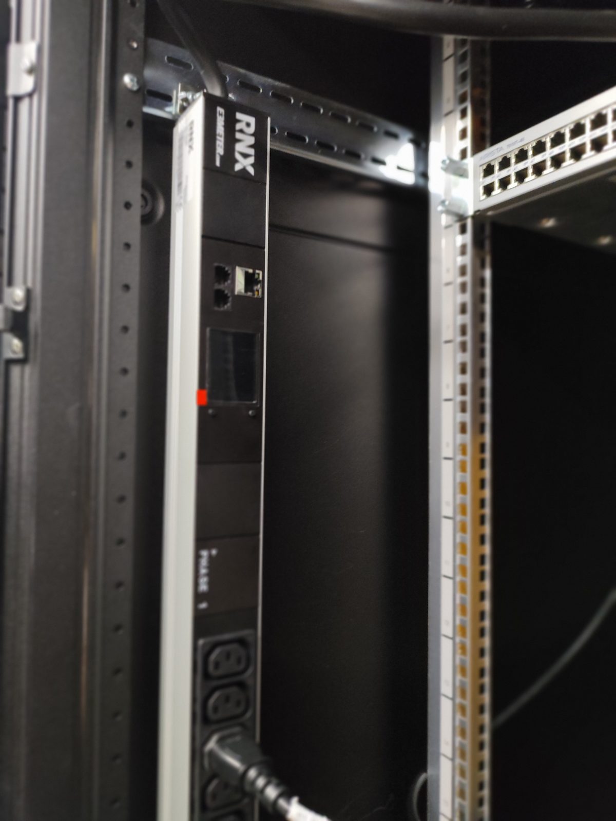 PDU et distribution électrique dans la salle haute densité du datacenter Crissier