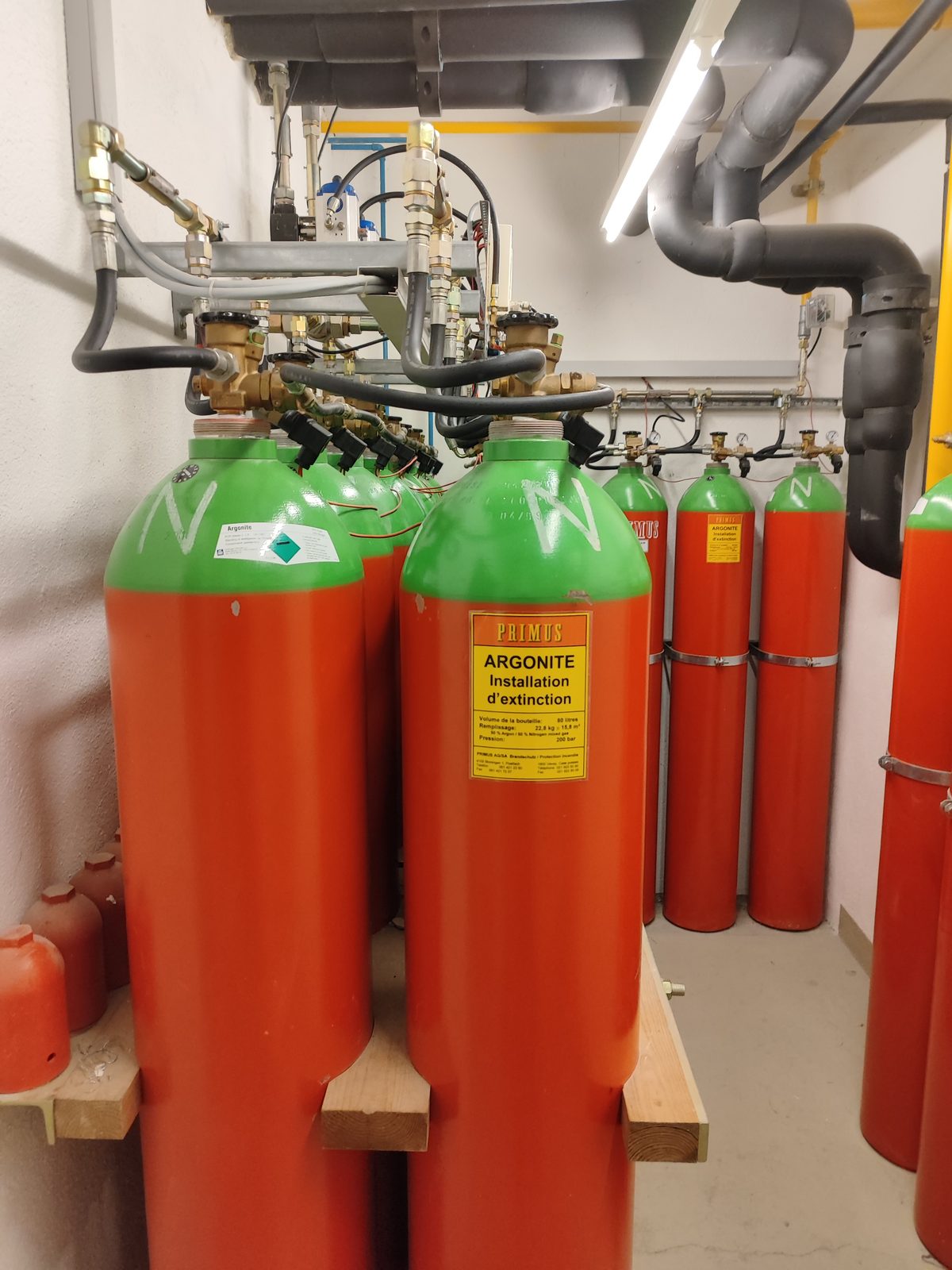 Bouteilles de gaz d'extinction à l'argonite dans le datacenter AlpineDC de Lausanne