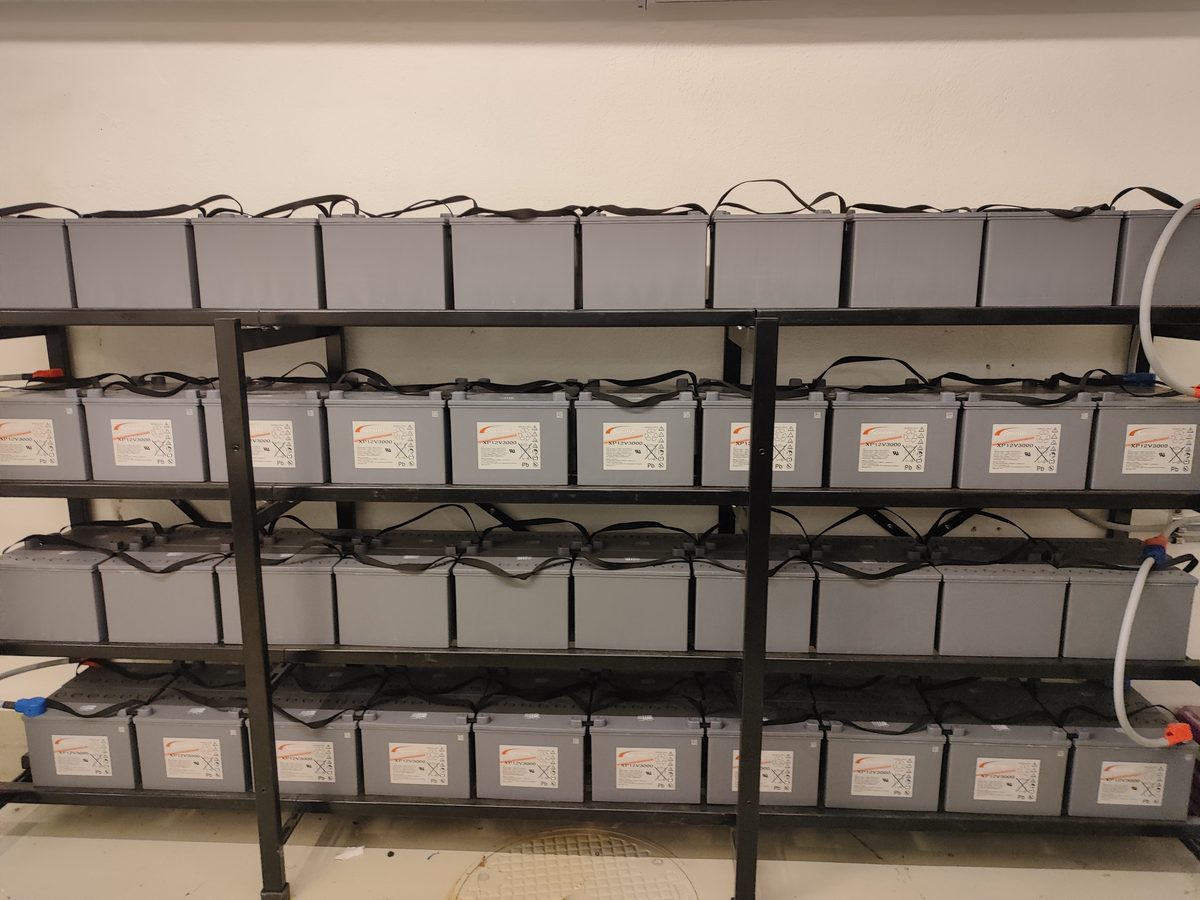 Batteries d'UPS assurant l'alimentation de secours du datacenter AlpineDC de Lausanne