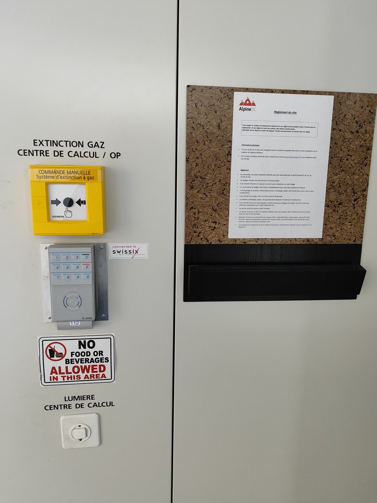 Mur d'entrée intérieur du datacenter AlpineDC de Lausanne avec signalétique de sécurité