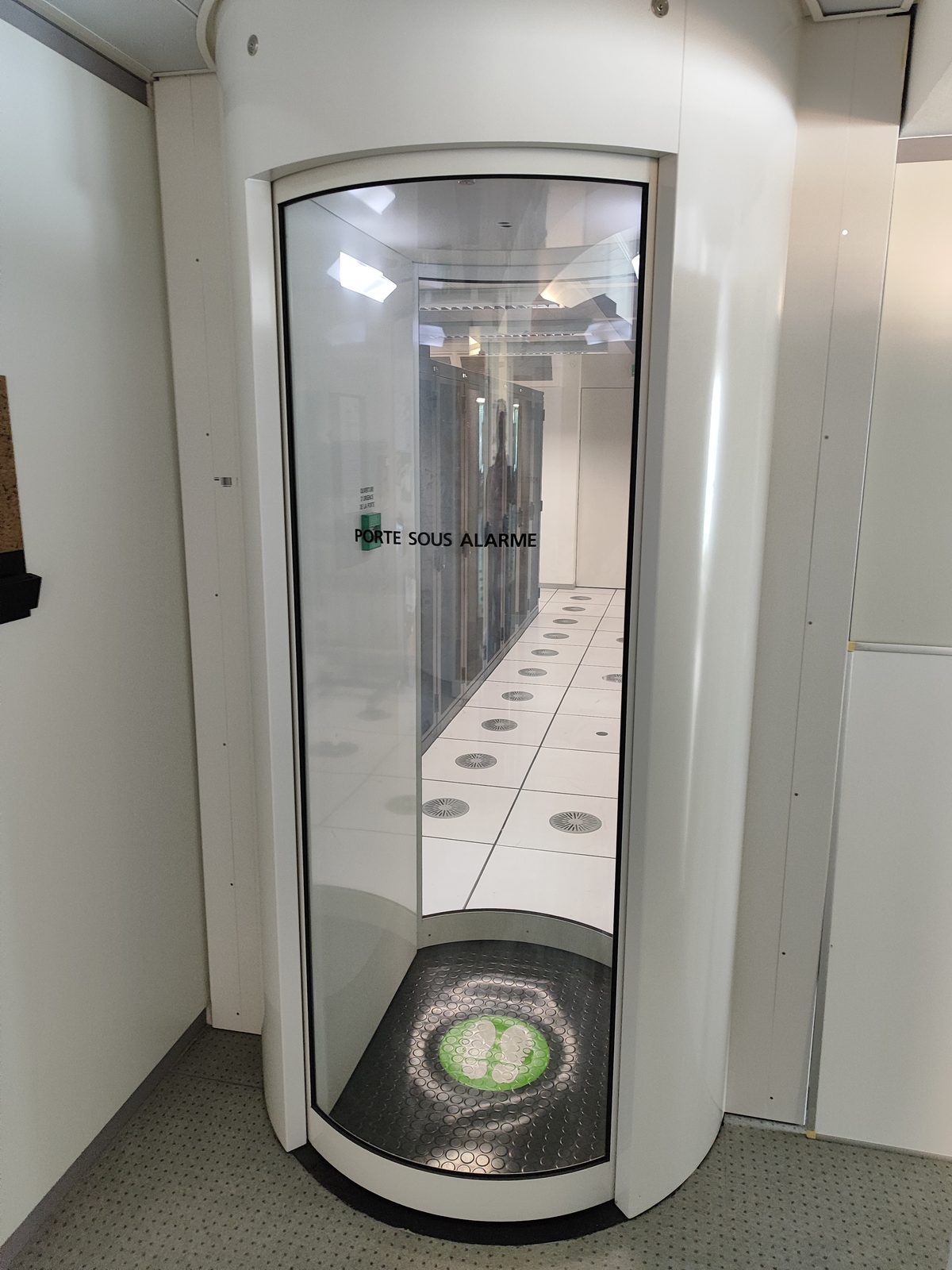 Sas d'entrée sécurisé du datacenter AlpineDC de Lausanne avec contrôle d'accès